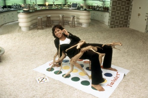 Rosario-Dawson-plays-Twister-with-alien-critters-in-Columbias-Men-in-Black-II-2002-16