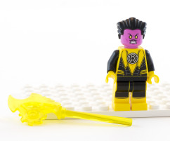 76025 – Sinestro and Weapon