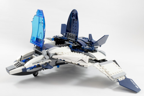 76032 Quinjet Front Opened