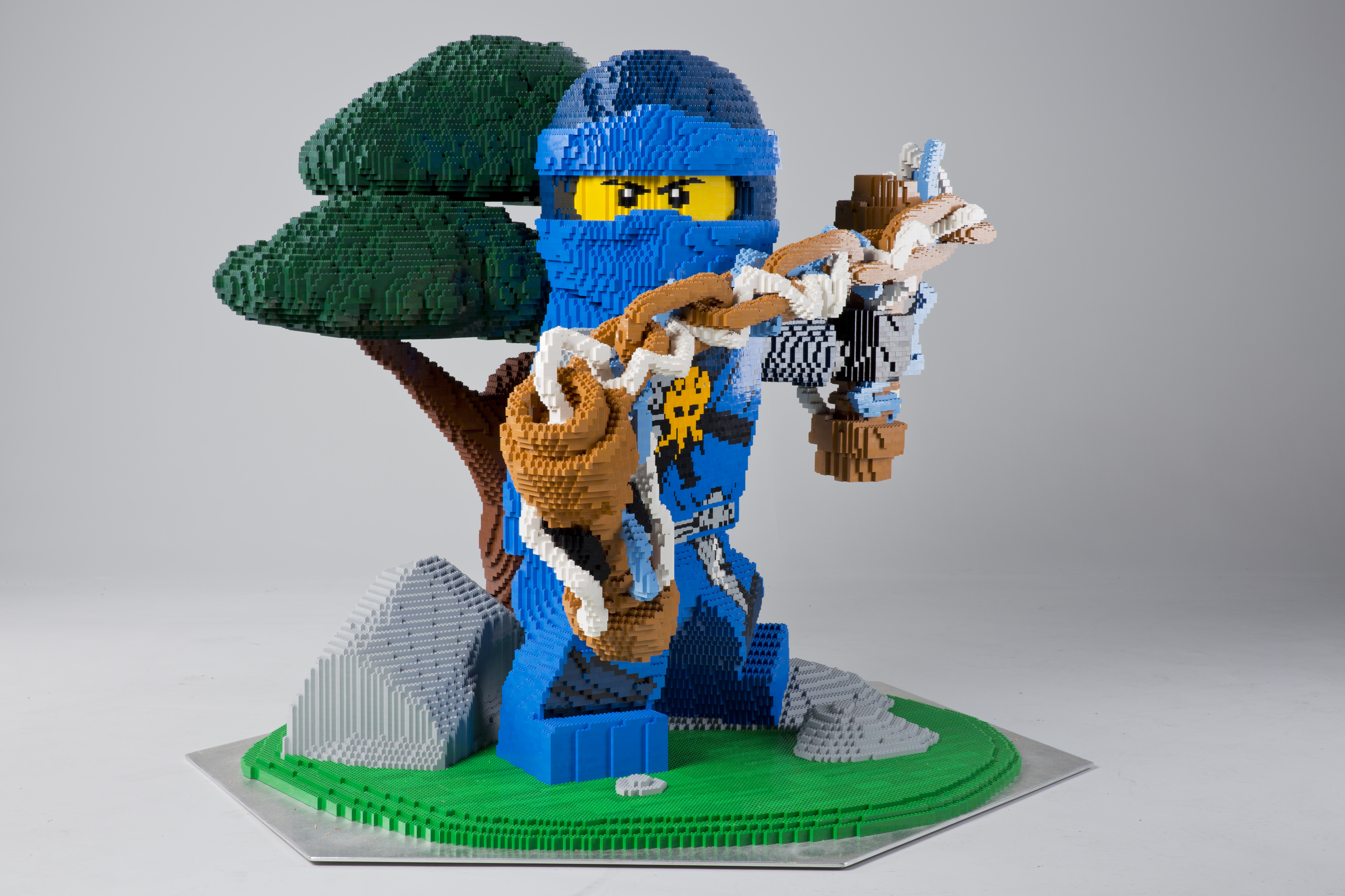 [SDCC] LEGO Life-Sized Models, Minifigure Giveaway Details