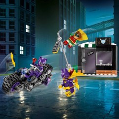 70902-catwoman-catcycle-chase