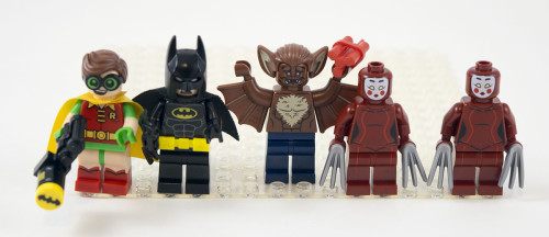 70905-the-batmobile-minifigures