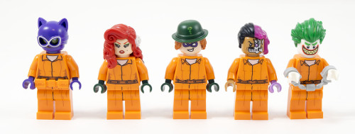 70912-arkham-asylum-minifigures-prisoners