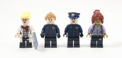 70912-arkham-asylum-minifigures-staff