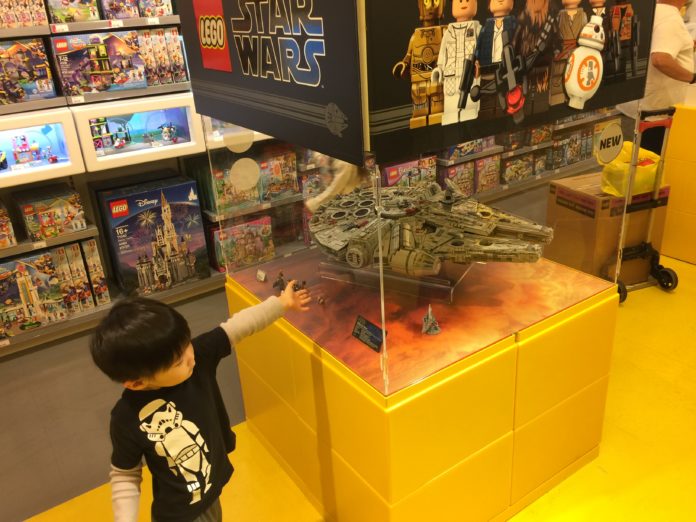 75192 Millennium Falcon Story Display