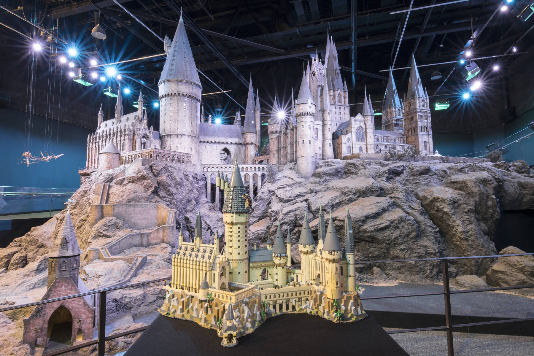 Comparando a microescala LEGO Harry Potter Hogwarts castelos