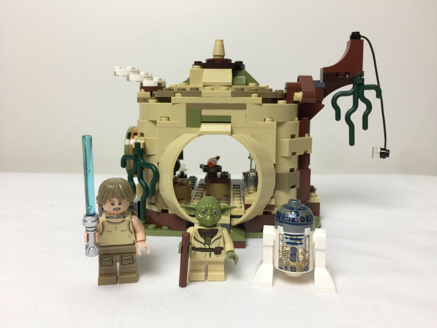 Which Lego Yoda is better? I'm saying the right because of the